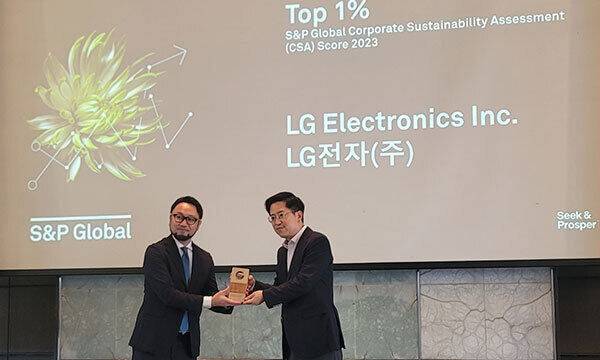 LG전자는 지난 18일 서울 중구 더플라자 호텔에서 열린 ‘2023 S&P 글로벌 지속가능경영 시상식’에서 가전 및 여가용품 산업군의&nbsp;‘톱 1%’로 선정됐다.&nbsp; &nbsp;LG전자 제공