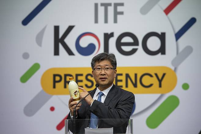 우리나라가&nbsp;OECD ITF 의장국을 맡았을 당시인 2019년&nbsp;5월 독일 라이프치히&nbsp;장관 총회에서&nbsp;김영태 사무총장이 참석자들에게 건배를 제안하기에 앞서 건배주로 낸 막걸리를 소개하고 있다. ITF제공