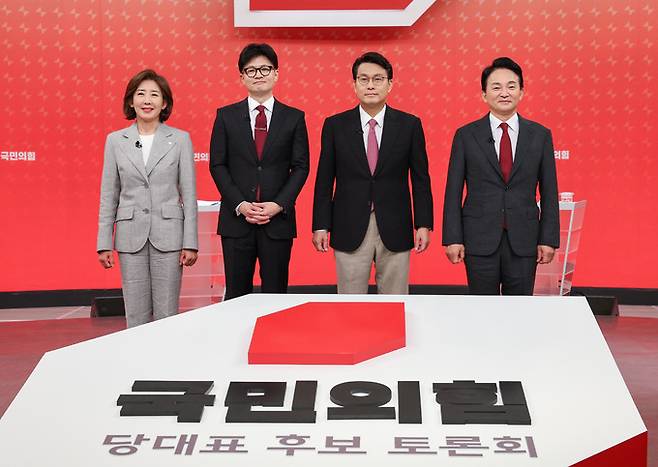 19일 서울 양천구 SBS 스튜디오에서 열린 국민의힘 제6차 전당대회 당대표 후보 방송토론회에 나선 나경원, 한동훈, 윤상현, 원희룡 후보가 기념촬영을 하고 있다.