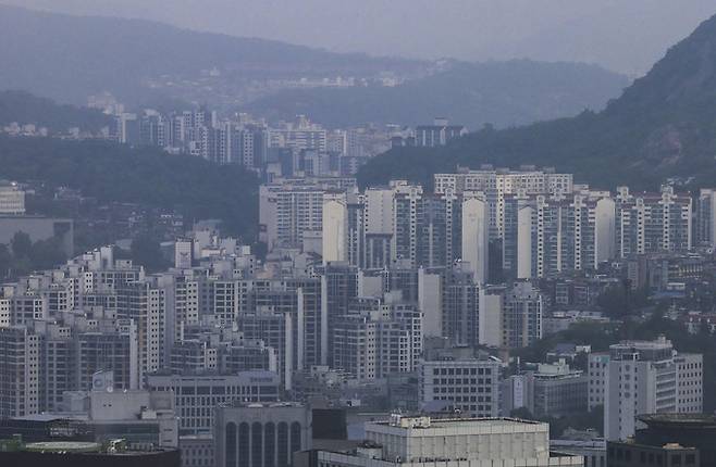 19일 서울 중구 남산에서 바라본 서울시내 아파트 전경. 뉴시스