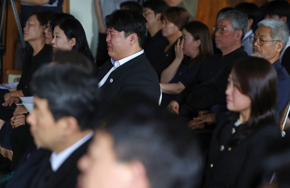 18일 오후 서울시교육청에서 열린 서이초 교사 순직 1주기 공동 추모식에서 순직 교사의 사촌오빠인 박두용 교사유가족협의회대표가 추모 영상을 보던 중 눈물을 흘리고 있다. 연합뉴스