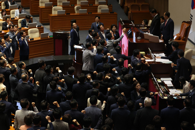 4일 국회 본회의에서 채상병특검법 처리 문제를 둘러싼 필리버스터 종료에 대한 표결이 시작되자 국민의힘 의원들이 우원식 국회의장을 향해 항의하고 있다. 연합뉴스