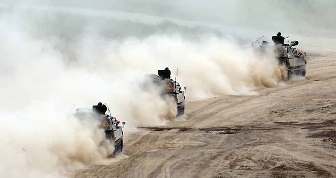 지난 6월 21일 오후 인천 서구 장도훈련장에서 실시된 17사단 통합방위 실기동훈련에서 K-9 자주포, K1E1 전차 등 장비들이 기동훈련하고 있다. 연합뉴스