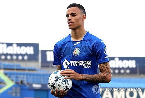 맨체스터 유나이티드 유스가 낳은 역작으로 불렸으나 여자 친구 폭행 및 성폭행 혐의를 받으면서 축구 인생이 뒤바뀐 공격수 메이슨 그린우드가 프랑스 명뭉 올랭피크 마르세유에 입단했다. 지난 시즌까지 프리미어리그 브라이턴 앤드 호브 앨비언을 지휘했던 로베르토 데 제르비 감독이 그린우드 영입을 강력히 원한 끝에 완전 이적이 성사됐다. 연합뉴스