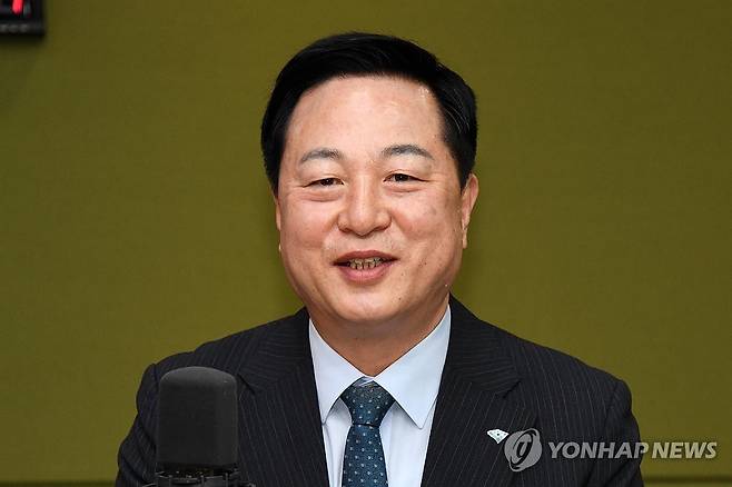 인사말 하는 김두관 당대표 후보 (서울=연합뉴스) 더불어민주당 더불어민주당 김두관 당대표 후보가 18일 오전 서울 양천구 CBS 사옥에서 열린 더불어민주당 당대표 후보자 토론회에 앞서 인사말 하고 있다. 2024.7.18 [국회사진기자단] photo@yna.co.kr