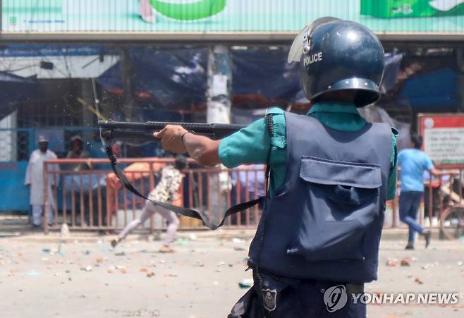 방글라데시 반정부 시위 (다카 AFP=연합뉴스) 지난 18일(현지시간) 방글라데시 수도 다카에서 공직 할당제에 반대하는 시위대를 향해 경찰이 무기를 사용하고 있다. 2024.7.19. photo@yna.co.kr