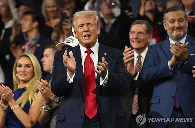 미 공화 전대 참석자들과 박수치는 트럼프 (밀워키 AFP=연합뉴스) 미국 공화당 대선 후보로 공식 지명된 도널드 트럼프 전 대통령이 18일(현지시간) 위스콘신주 밀워키에서 열린 공화당 전당대회 마지막날 행사에 참석해 다른 참석자들과 함께 박수를 치고 있다. 트럼프 전 대통령은 암살 미수 사건 이후 경쟁자인 조 바이든 대통령과의 지지율 격차를 벌리고 있다. 2024.07.19 passion@yna.co.kr