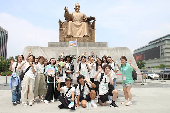 광화문서 포즈 취하는 차세대 동포들 (서울=연합뉴스) 성도현 기자 = 재외동포청 산하 재외동포협력센터가 주관한 '2024 차세대동포 모국 초청연수' 참가자들이 19일 서울 종로구 광화문광장 세종대왕 동상 앞에서 포즈를 취하고 있다. 2024.7.19 raphael@yna.co.kr