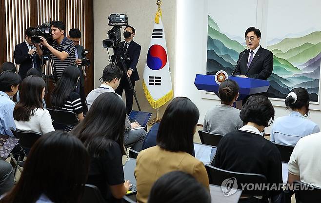 '방송4법 원점 재검토 해달라' (서울=연합뉴스) 한종찬 기자 = 우원식 국회의장이 17일 오후 국회에서 긴급기자회견을 열고 방송4법과 방통위원장 탄핵 등에 대한 여야 중재안을 제안하고 있다. 2024.7.17 saba@yna.co.kr
