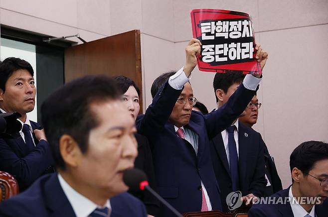 '탄핵청원' 청문회에 항의하는 국민의힘 (서울=연합뉴스) 신준희 기자 = 19일 국회 법제사법위원회에서 열린 '윤석열 대통령 탄핵소추안 발의 요청' 국민동의 청원 관련 청문회에서 국민의힘 추경호 원내대표가 항의 피켓을 들고 있다. 
    이날 청문회에서는 해당 청원이 내건 윤 대통령 탄핵 사유 5가지 중 '채상병 순직 사건 수사외압 의혹'과 관련한 의혹을 집중적으로 다룬다. 2024.7.19 hama@yna.co.kr