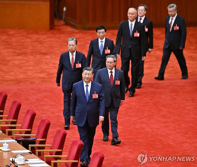 3중전회 회의장 입장하는 中 지도부 (베이징 신화=연합뉴스) 시진핑 국가주석을 비롯한 중국 공산당 지도부가 18일 베이징 징시호텔에서 열린 공산당 제20기 중앙위원회 제3차 전체회의(3중전회) 행사장에 입장하고 있다. 중국 공산당은 이날 3차 전체회의를 마치면서 '진일보한 전면 개혁 심화와 중국식 현대화 추진에 관한 당 중앙의 결정'을 통과시켰다. 2024.07.19 passion@yna.co.kr