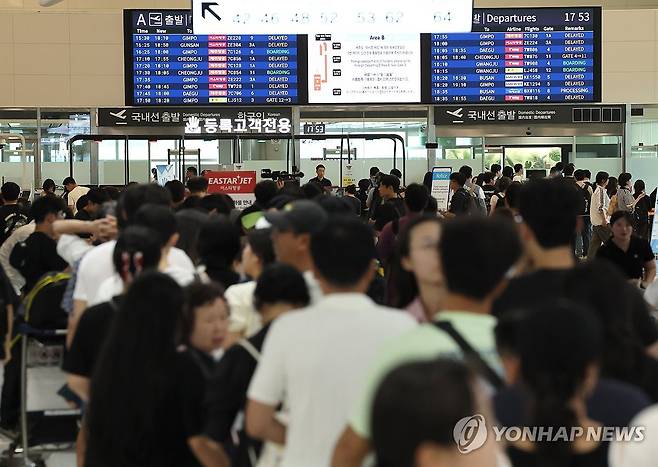 'MS 클라우드 오류'로 길게 늘어선 발권 대기 승객들 (제주=연합뉴스) 박지호 기자 = 'MS 클라우드 오류'가 발생해 몇몇 항공사들의 발권·예약 시스템이 마비된 19일 오후 제주국제공항 출발층 이스타항공 발권카운터가 발권을 기다리는 승객들로 크게 붐비고 있다. 2024.7.19 jihopark@yna.co.kr