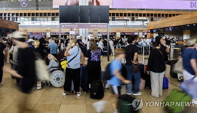 독일 베를린 공항 이착륙 항공편 안내 화면이 꺼져 있다 [AP 연합뉴스]