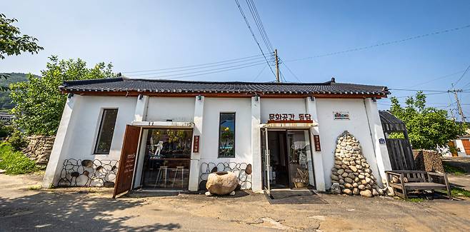 '상도문돌담마을'의 여행자센터 역할을 하는 '문화공간 돌담'. 박화권 지구인투어 대표가 직접 동네 해설에 나서기도 한다. / 이신영 영상미디어 기자