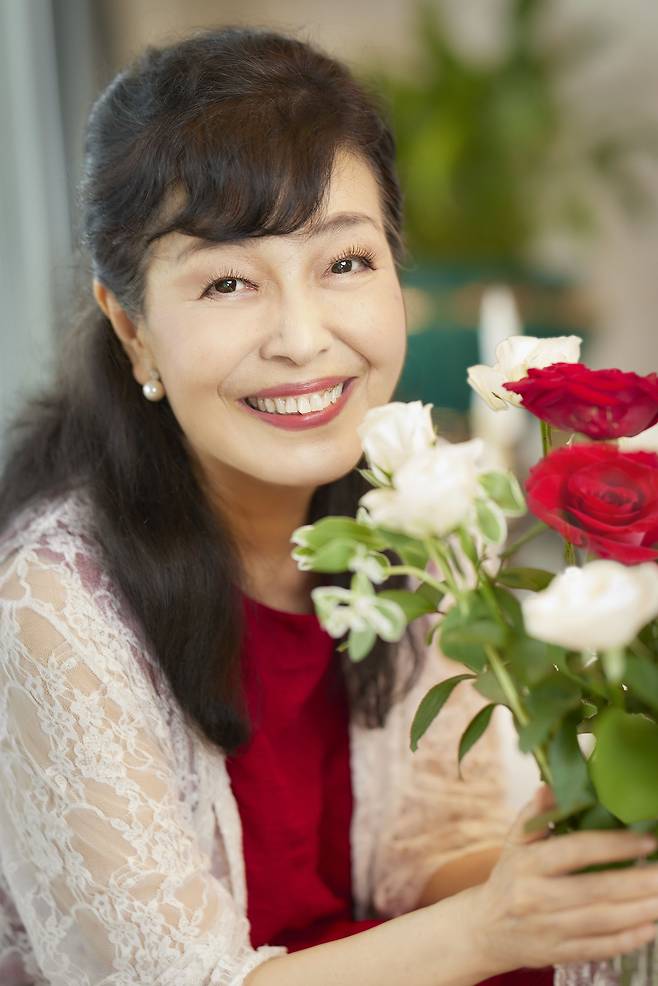 지난 16일 한국 창작 뮤지컬 ‘베르사유의 장미’ 개막에 맞춰 방한해 첫 공연을 본 원작 만화가 이케다 리요코는 “음악이 아름답고 배우의 가창력도 매우 훌륭했다. 영상과 무대 디자인의 절묘한 조화가 느껴져 원작자로서 무척 만족스러웠다”고 했다. /이케다 리요코 프로덕션