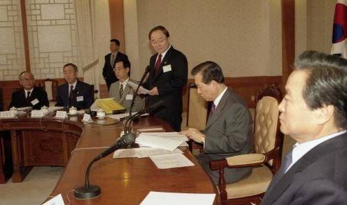 이정빈 외교부 장관(한 가운데) 이 2001년 2월 김대중 대통령에게 업무보고를 하고 있다. 오른쪽은 이한동 총리. 이 장관 옆은 한덕수 통상교섭본부장, 반기문 차관.