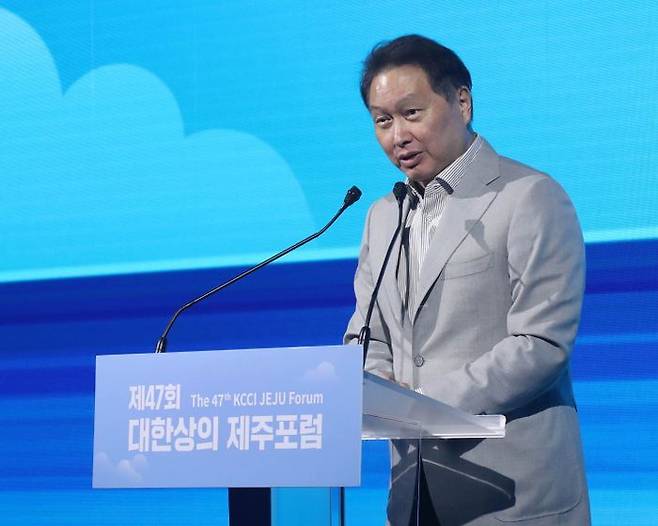 최태원 대한상공회의소 회장이 17일 제주 신라호텔에서 열린 ‘대한상의 제주포럼’ 개막식에서 개회사를 하고 있다. ⓒ대한상공회의소