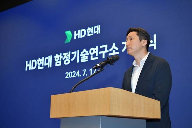 정기선 HD현대 부회장이 17일 판교 HD현대 글로벌R&D센터에서 열린 '함정기술연구소 개소식'에서 축사를 하고 있다. ⓒHD현대