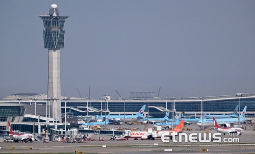 인천국제공항 제1터미널 항공기 계류장. 사진은 기사내용과 무관. 김민수기자 mskim@etnews.com