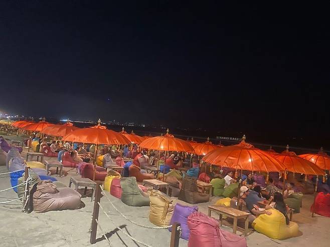 스미냑 비치의 밤 풍경.