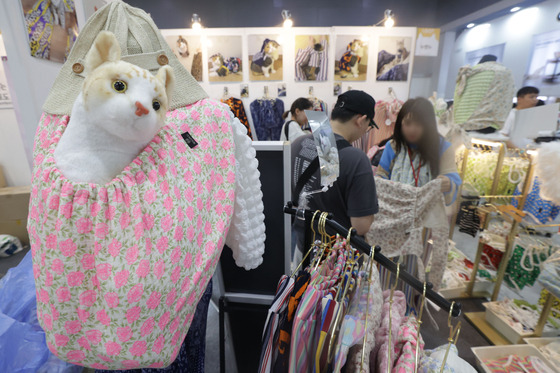 고양이 이동 가방 등의 반려동물 용품이 진열돼 있다. [연합뉴스]