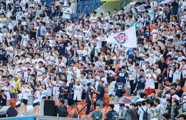 ▲ 2024 프로야구 전반기 경기 마지막 날인 지난 4일 롯데 자이언츠와 두산 베어스의 경기가 열린 서울 잠실야구장을 찾은 두산 야구팬들이 응원을 펼치고 있다. [연합뉴스 자료사진]