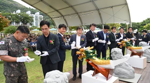 ▲ 19일 장미공원 특설무대에서 ‘2024 삼척 동해왕 이사부 축제’ 개막식이 열린 가운데 박상수 삼척시장과 경민현 강원도민일보 사장, 이철규 국회의원, 권정복 삼척시의장, 심영곤 도의원, 용호성 문화체육관광부 제1차관, 김민재 행정안전부 차관보 등의 참석 인사들이 사자상 및 드래곤보트 용머리 점안식을 진행했다.