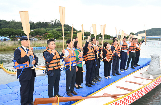 ▲ ‘2024 삼척 동해왕 이사부 축제’ 프로그램 중 하나인  ‘드래곤보트 대회’가 19일 동해안에서 처음으로 오십천 하구에서 지역 및 전국 각지 50여개팀이 참가한 가운데 열렸다.