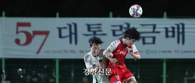 충북 제천시 봉양건강축구캠프장에서 20일 열린 제57회 대통령금배 전국고등학교축구대회 서울 영등포공고와 인천 부평고의 경기에서 선수들이 헤딩 경합을 하고 있다. 2024.07.20 권도현 기자