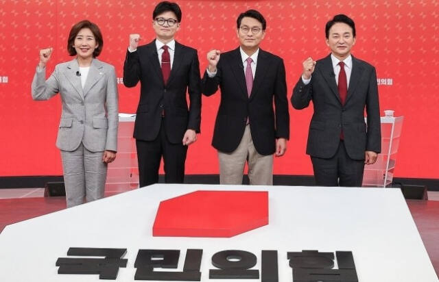 19일 서울 양천구 SBS 스튜디오에서 열린 국민의힘 제6차 전당대회 당대표 후보 방송토론회에 나선 나경원(왼쪽부터), 한동훈, 윤상현, 원희룡 후보가 기념 촬영하고 있다. 연합뉴스