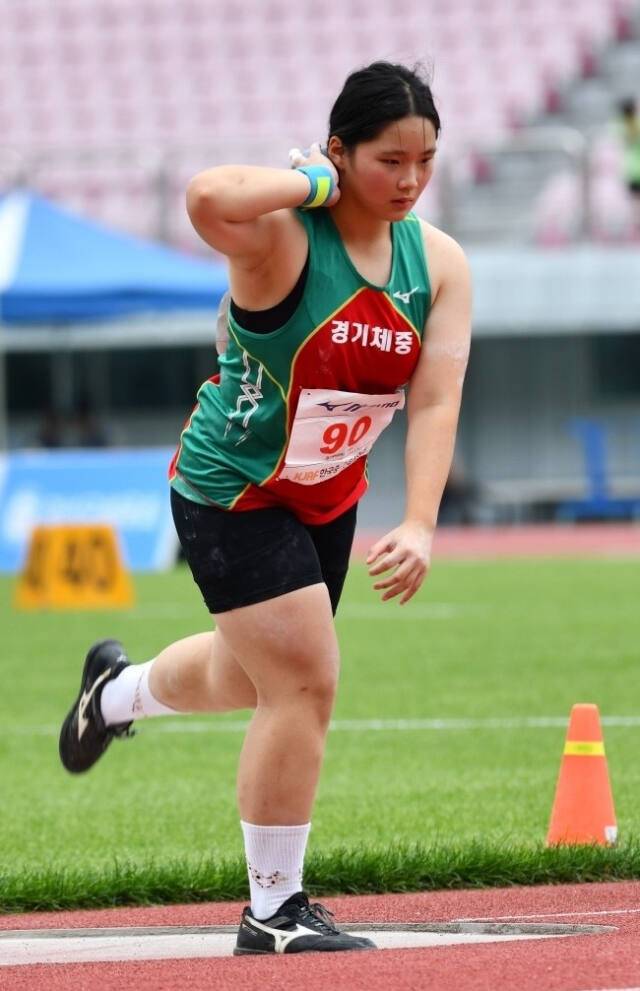 ‘회장배 제22회 전국중·고육상선수권대회’ 여중부 투포환서 우승을 차지한 고유리. 경기체중 제공