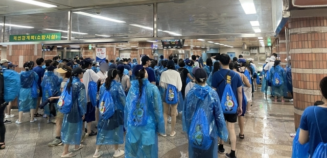 싸이 흠뻑쇼 관객들이 귀가하고 있다. 과천시 제공