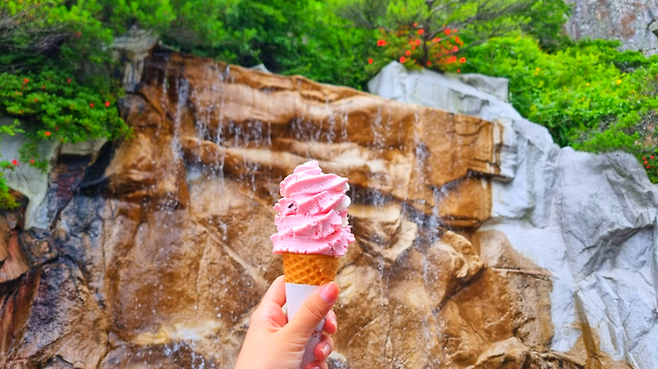 통영케이블카 미륵봉 부근 인공폭포 앞 / 사진=김혜성 여행+ 기자