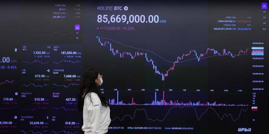 지난달 25일 서울 강남구 업비트 고객센터 전광판에 실시간 비트코인 가격이 표기돼있다. 뉴시스