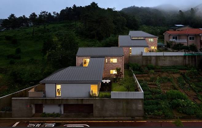 조남호(솔토지빈건축사사무소) 살구나무 윗집 & 아랫집, 2009-2010 (박영채 사진)  (1) *재판매 및 DB 금지