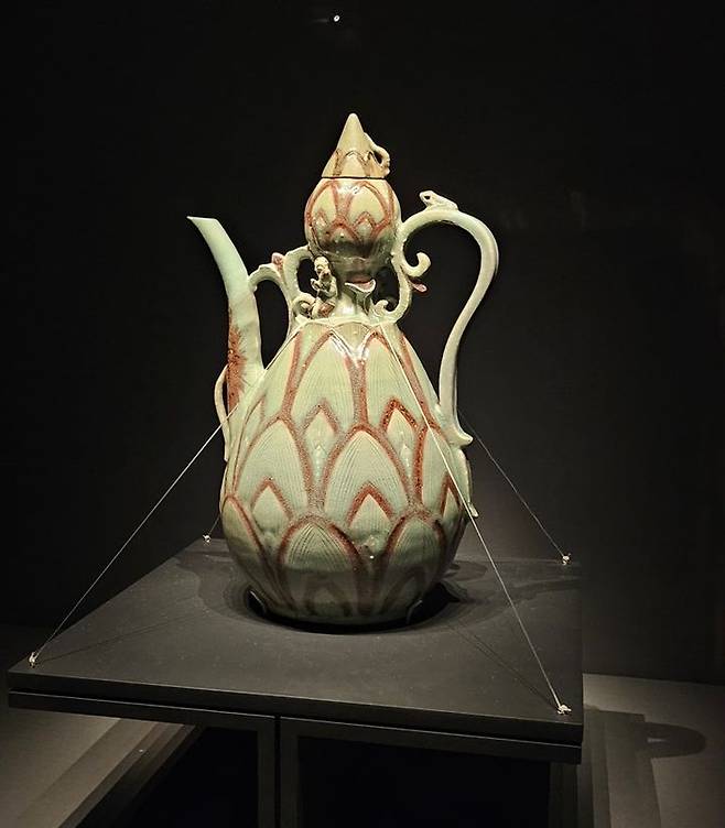 호암의 투 톱 컬렉션 중 하나로 꼽히는 청자동채연화문표형주전자(국보133호). 쌍둥이 작품이 미국 워싱턴 D.C. 스미스소니언국립아시아미술관에 소장되어 있다. 스미스소니언 주전자는 뚜껑이 없다. 사진=이한빛 *재판매 및 DB 금지