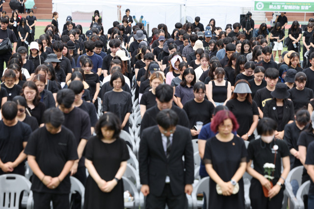 20일 오후 서초구 서울교육대학교 대운동장에서 초등교사노동조합 주최로 열린 서이초등학교 교사 사망 1주기 추모식에서 교사들이 묵념하고 있다. 연합뉴스