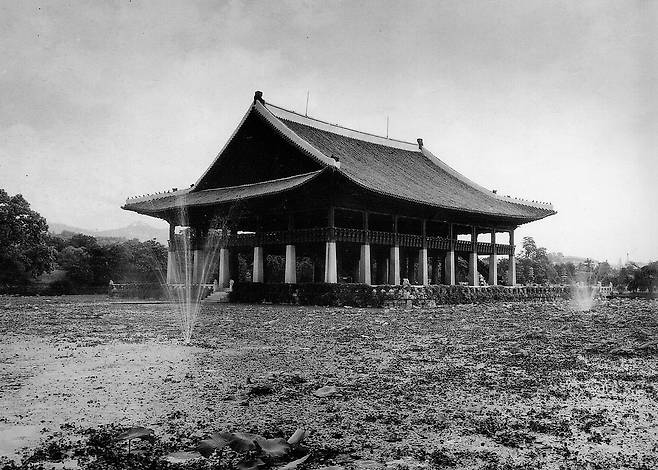 경회루 전경. 연못에는 수초가 가득하다. 1958년 [국가기록원 제공]