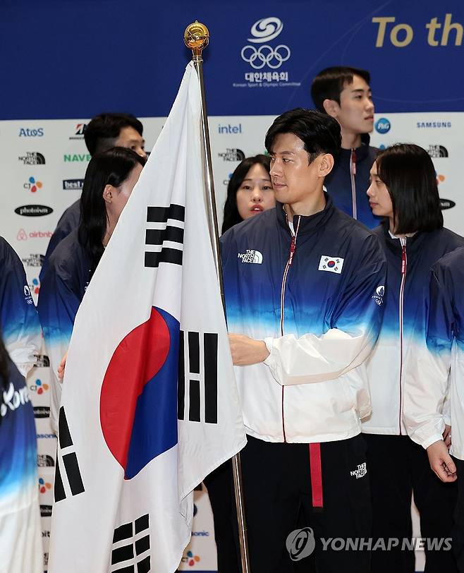 파리올림픽 대한민국 본단 기수 맡은 구본길 (영종도=연합뉴스) 김인철 기자 = 2024 파리하계올림픽에 출전하기 위해 출국하는 대한민국 선수단의 기수를 맡은 구본길이 20일 오전 인천국제공항 제2여객터미널에서 기념 촬영을 위해 자리하고 있다. 2024.7.20 yatoya@yna.co.kr