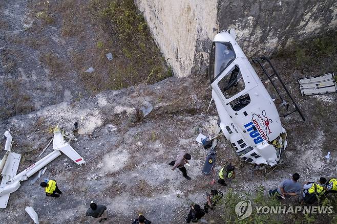 인도네시아 발리 헬기 추락 (남쿠타[인도네시아] EPA=연합뉴스) 인도네시아 조사관들이 19일(현지시간) 인도네시아 발리 남쿠타에서 추락한 관광 헬기를 조사하고 있다.