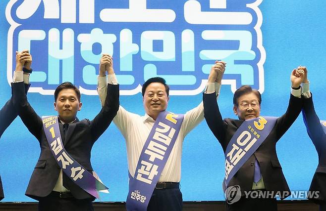 제주 연설회에서 손잡은 민주당 대표 후보 (제주=연합뉴스) 고성식 기자 = 더불어민주당 새 지도부 선출을 위한 전당대회를 앞두고 20일 제주시 한라체육관에서 열린 합동연설회에서 김지수·김두관·이재명 대표 후보(왼쪽부터)가 손을 맞잡고 포토타임을 갖고 있다. 2024.7.20 koss@yna.co.kr