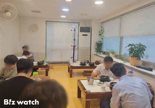 삼계탕 전문점에서 삼계탕을 먹는 사람들/사진=비즈워치