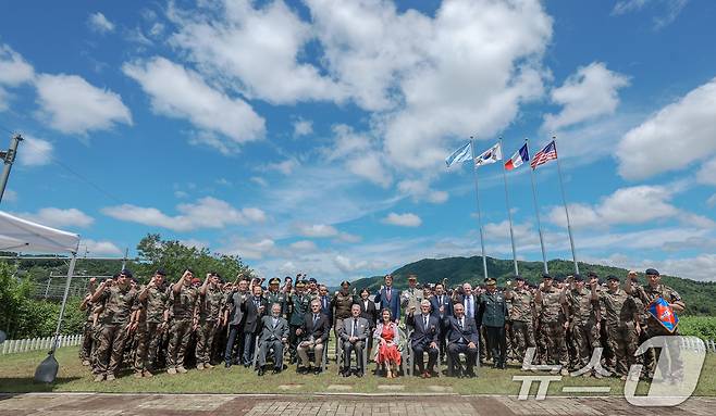 지난 10일 경기도 양평군 지평면 유엔기념비에서 열린 프랑스 지평리전투 기념식에서 강정애 국가보훈부 장관과 프랑스 생시르 육군사관학교의 생도 등이 기념촬영을 하고 있다. (국가보훈부 제공) 2024.7.10/뉴스1