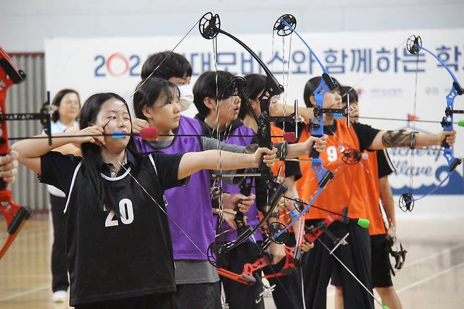 '2024 현대모비스와 함께하는 학교스포츠클럽 양궁대회'에 참가한 전국 15개 중학교 학생들이 충남 천안에 위치한 남서울 대학교에서 활 시위를 당기고 있는 모습(현대모비스 제공).