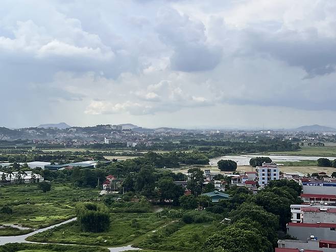 베트남 하노이 골든파크 아파트 옥상에서 본 박닌성 동남신도시 사업 예정지. 기존 주택가 앞으로 전답과 풀숲이 있다. /베트남 공동 취재단 제공