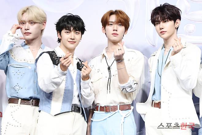 '2024 SBS 가요대전 Summer' 블루카펫 행사에 참석한 그룹 제로베이스원(ZEROBASEONE). ⓒ이혜영 기자 lhy@hankooki.com