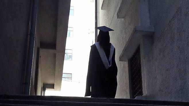 대학을 졸업한 후 일도 구직 활동도 하지 않는 비경제활동인구가 상반기 400만 명을 넘었다. 사진은 서울 시내 한 대학교에서 전기 학위수여식을 마친 졸업생 모습. /뉴스1