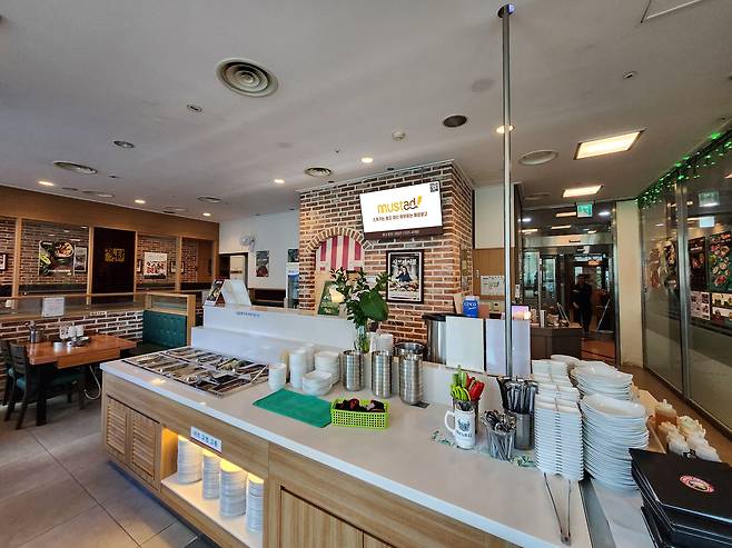 엑스플라이어의 디지털 광고 플랫폼 '머스타드'를 도입한 식당