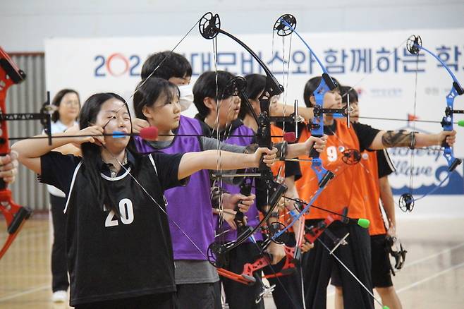 20일 충남 천안시 남서울대에서 열린 '2024 현대모비스와 함께하는 학교스포츠클럽 양궁대회'에서 학생들이 활 시위를 당기고 있다.