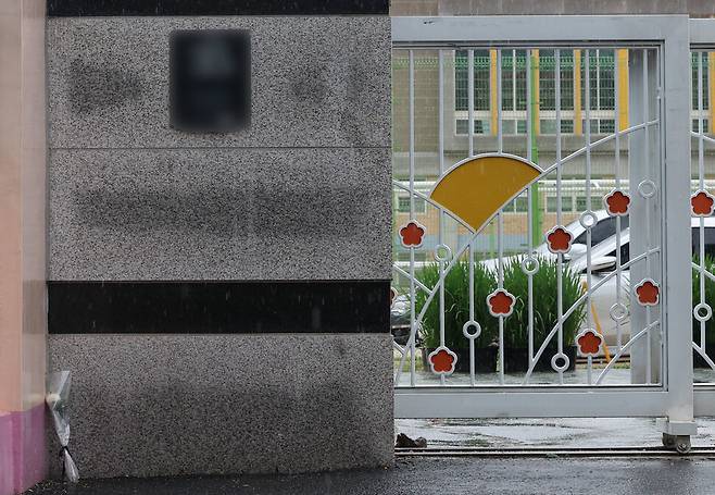 지난해 여름 서울 서초구 한 초등학교 1학년 담임교사가 스스로 세상을 떠난 지 1년이 지났다. 18일 오전 해당 학교 교문 앞에 하얀 꽃 한 송이가 놓여 있다. 백소아 기자 thanks@hani.co.kr